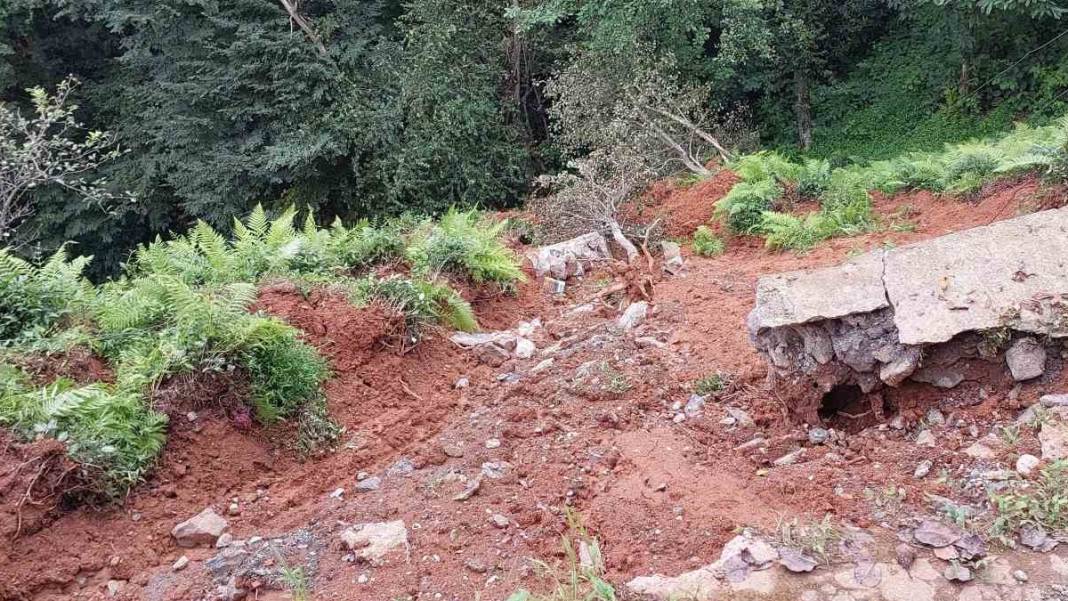 Toprak kaydı, tahliyeler başladı... Rize'de sağanak kabusu bitmiyor 6